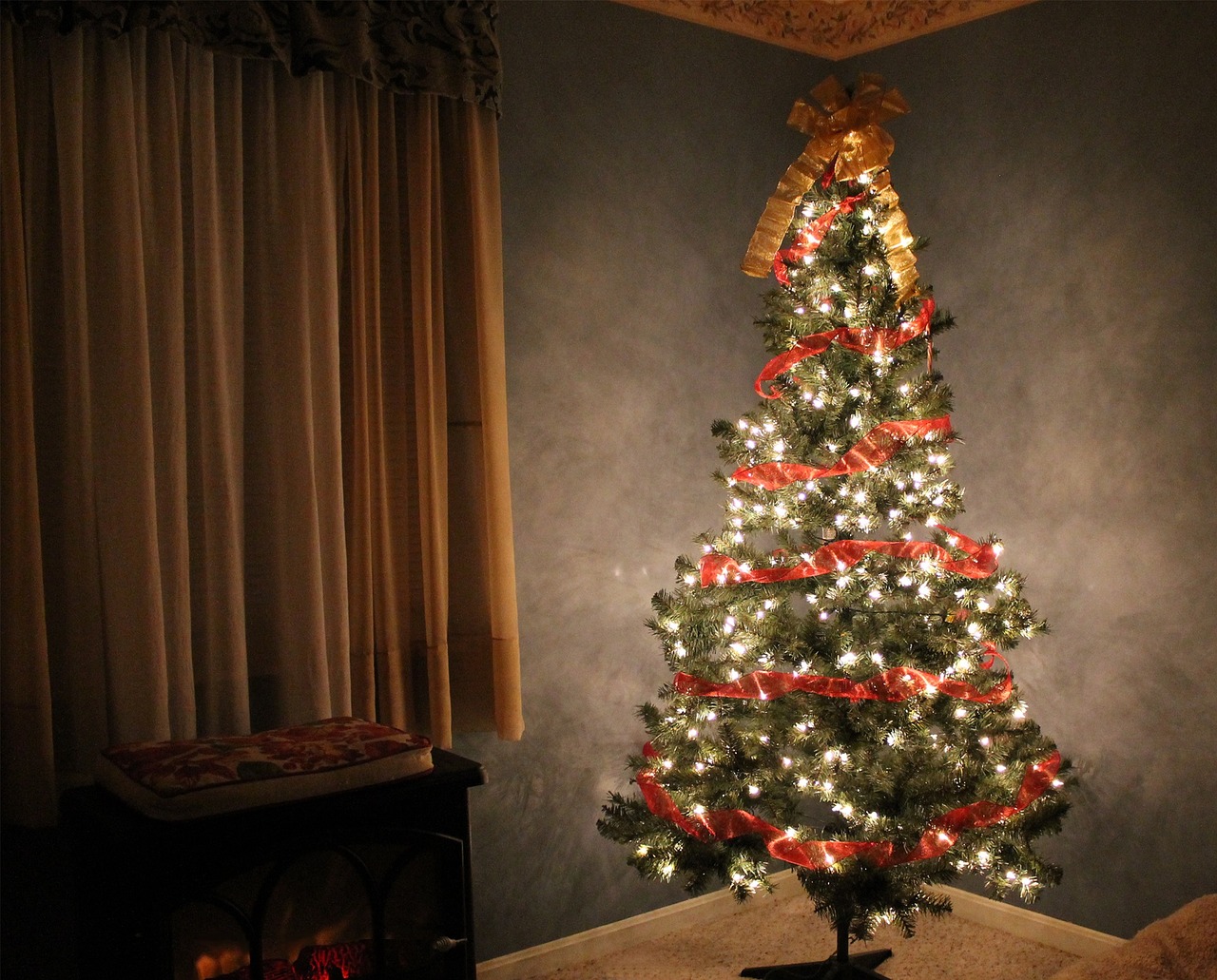 this image shows tree Christmas lights in El Dorado Hills, CA